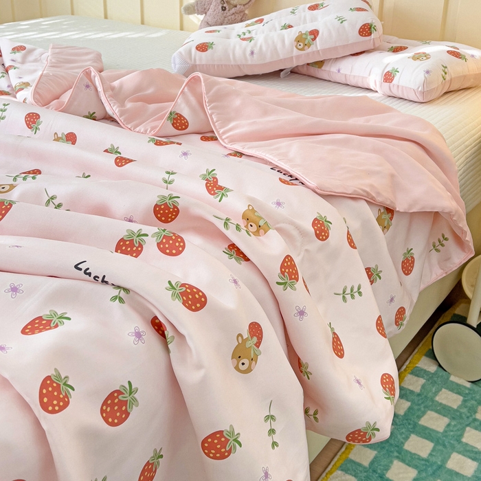 91家纺网 家纺一手货源 找家纺 十九色 2026新款50莱赛尔卡通印花儿童夏被同款枕头枕芯 甜心草莓