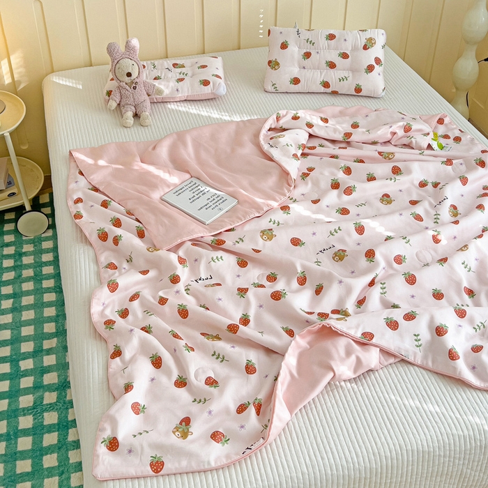 91家纺网 家纺一手货源 找家纺 十九色 2026新款50莱赛尔卡通印花儿童夏被同款枕头枕芯 甜心草莓