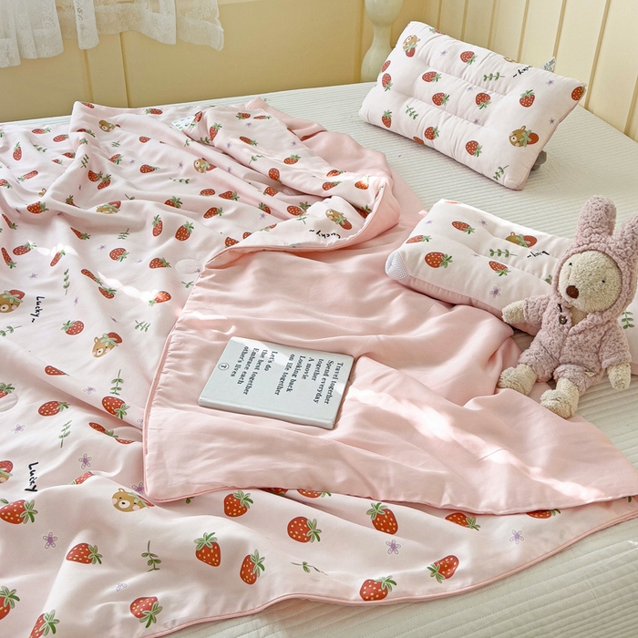 91家纺网 家纺一手货源 找家纺 十九色 2026新款50莱赛尔卡通印花儿童夏被同款枕头枕芯 甜心草莓