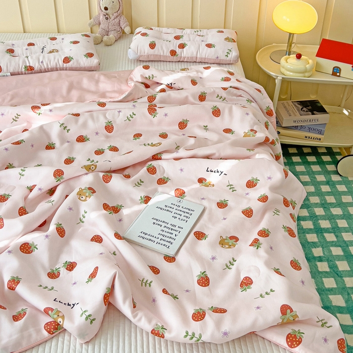 91家纺网 家纺一手货源 找家纺 十九色 2026新款50莱赛尔卡通印花儿童夏被同款枕头枕芯 甜心草莓