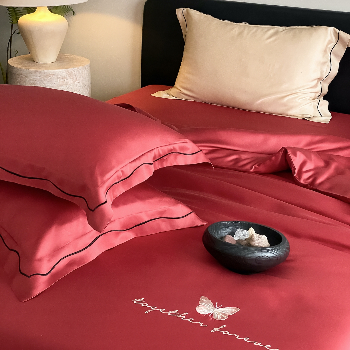 91家纺网 家纺一手货源 找家纺 FORTWO家纺原创设计（FOR TWO家纺） 2026新款兰精天丝绣花床单单床单床单单件 秘境-红