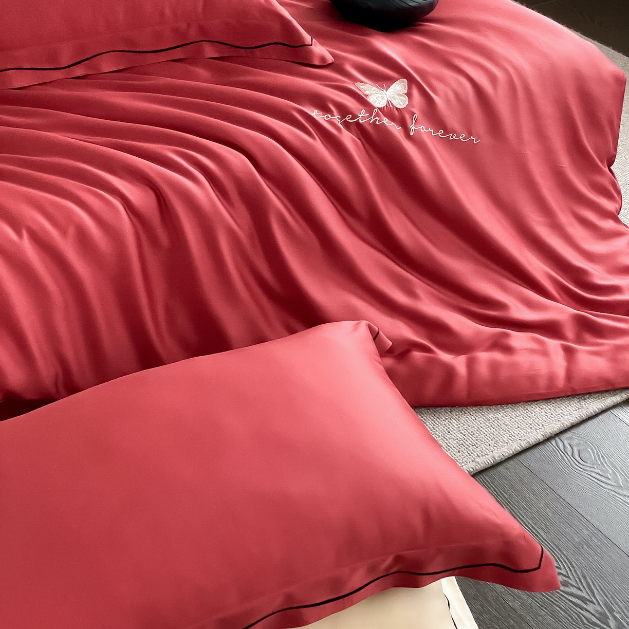 91家纺网 家纺一手货源 找家纺 FORTWO家纺原创设计（FOR TWO家纺） 2026新款兰精天丝绣花床单单床单床单单件 秘境-红