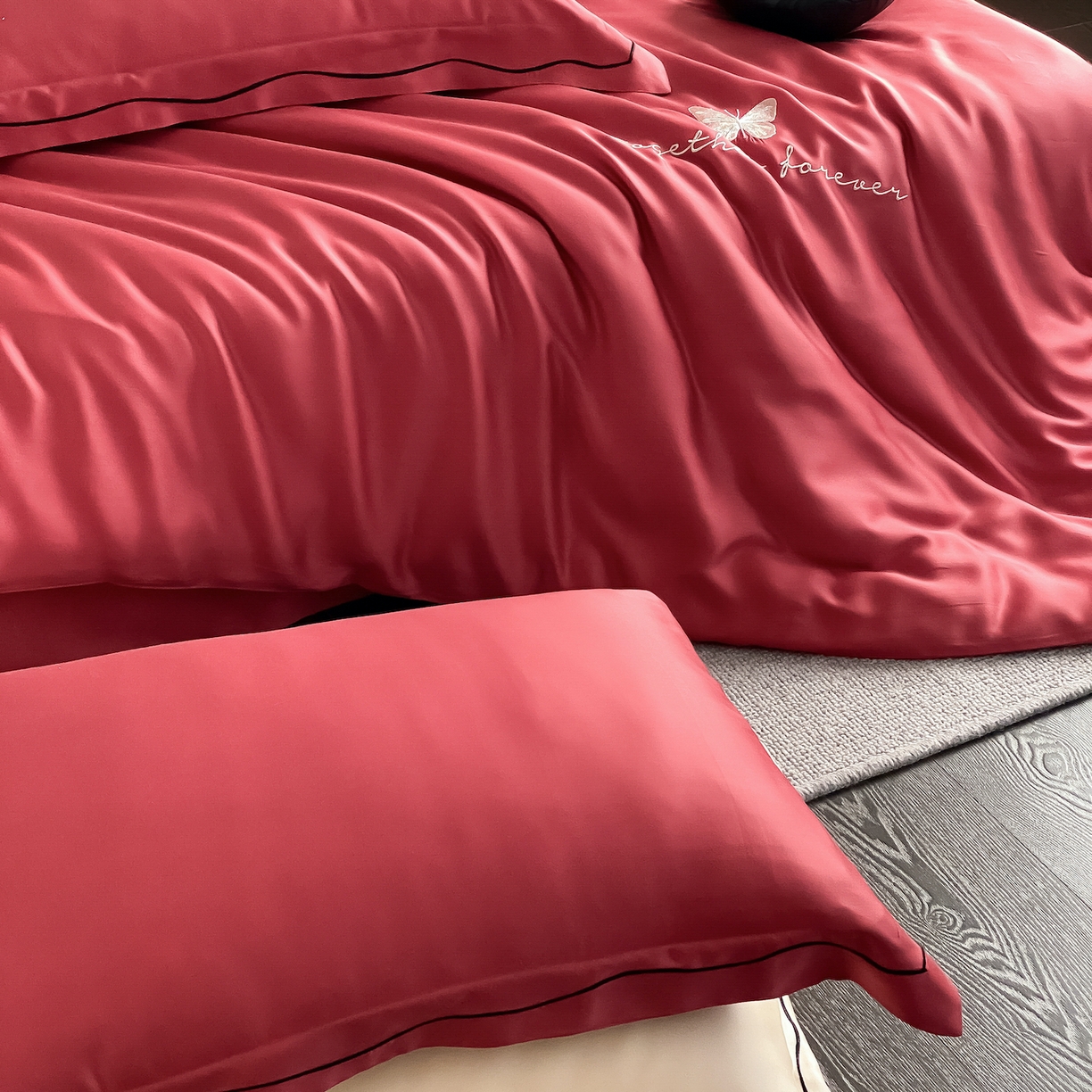 91家纺网 家纺一手货源 找家纺 FORTWO家纺原创设计（FOR TWO家纺） 2026新款兰精天丝绣花床单单床单床单单件 秘境-红