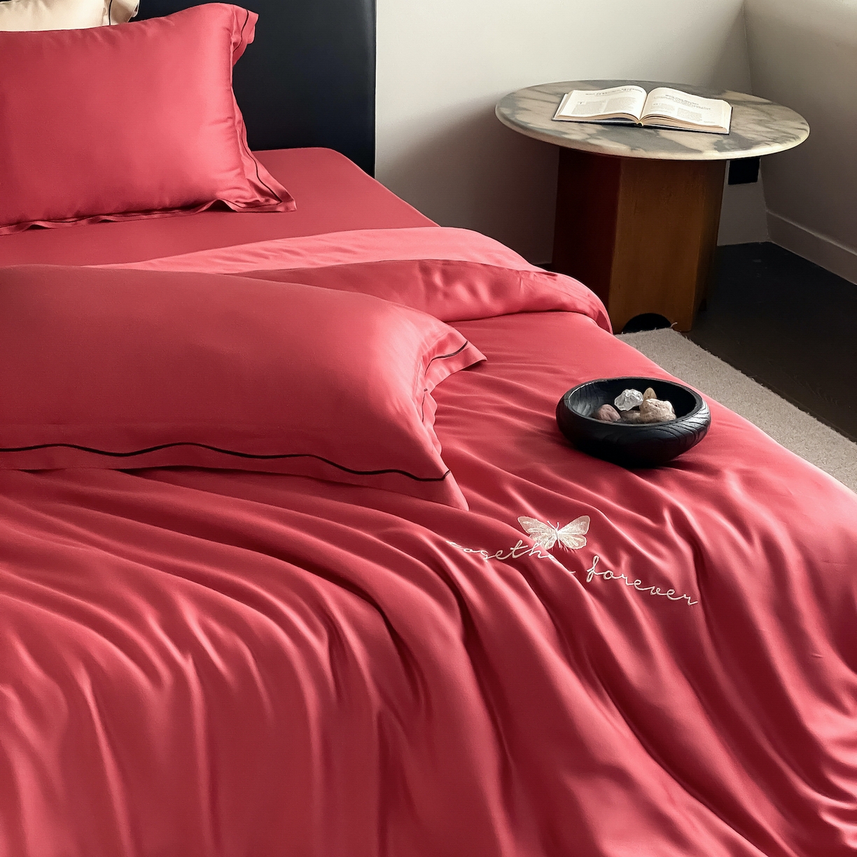 91家纺网 家纺一手货源 找家纺 FORTWO家纺原创设计（FOR TWO家纺） 2026新款兰精天丝绣花床单单床单床单单件 秘境-红