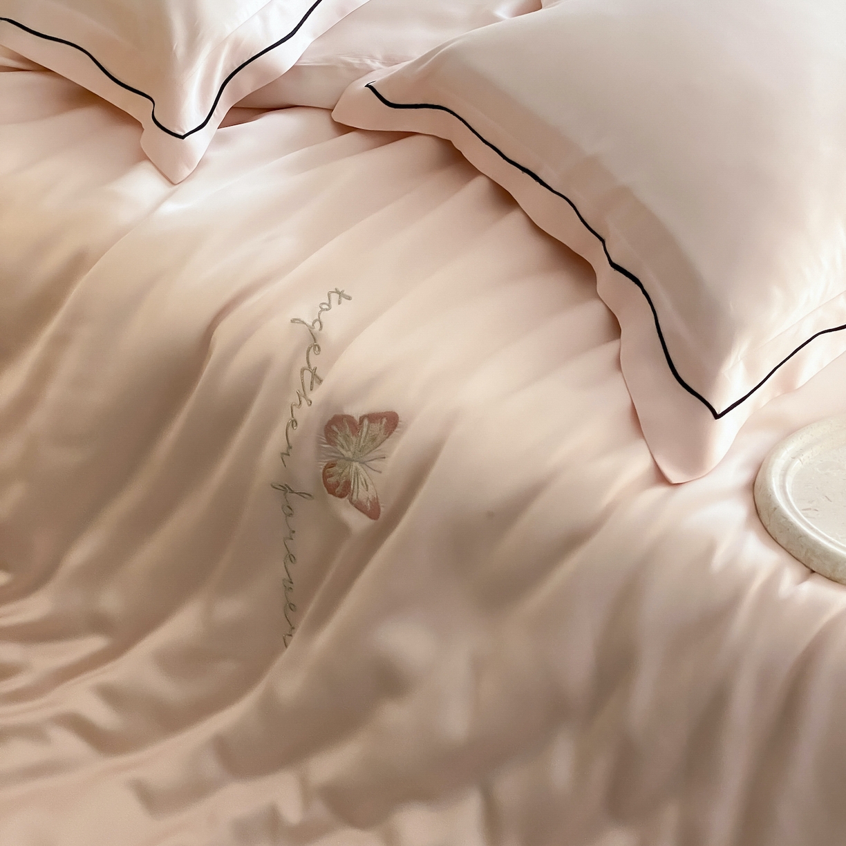 91家纺网 家纺一手货源 找家纺 FORTWO家纺原创设计（FOR TWO家纺） 2026新款兰精天丝绣花床单单床单床单单件 秘境-粉