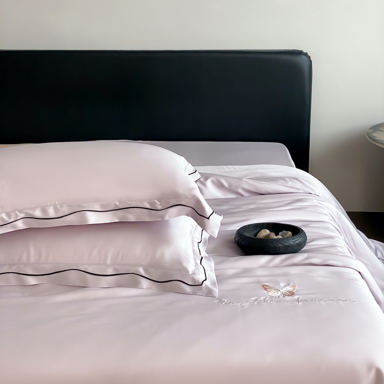 91家纺网 家纺一手货源 找家纺 FORTWO家纺原创设计（FOR TWO家纺） 2026新款兰精天丝绣花床笠单床笠床笠单件 秘境-紫