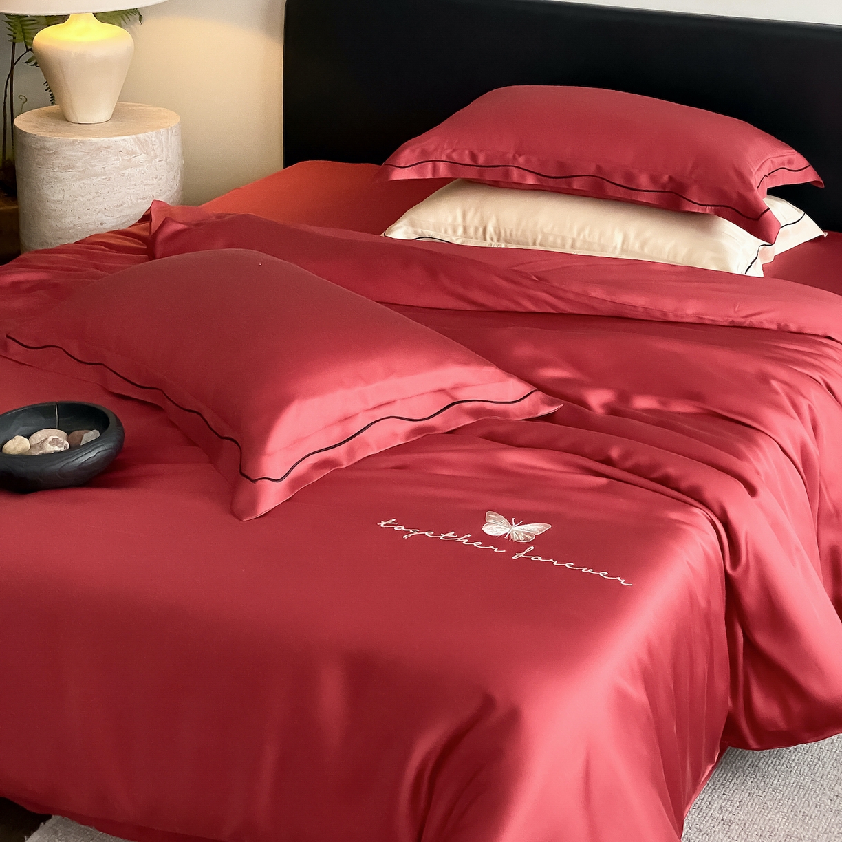 91家纺网 家纺一手货源 找家纺 FORTWO家纺原创设计（FOR TWO家纺） 2026新款兰精天丝绣花床笠单床笠床笠单件 秘境-红