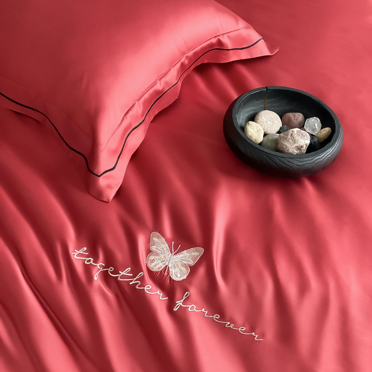 91家纺网 家纺一手货源 找家纺 FORTWO家纺原创设计（FOR TWO家纺） 2026新款兰精天丝绣花床笠单床笠床笠单件 秘境-红