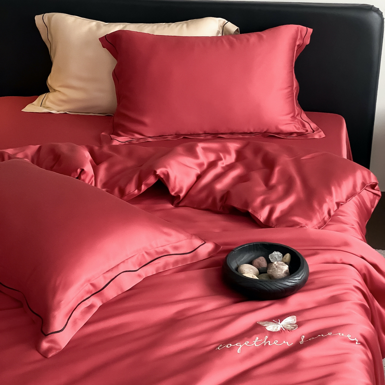 91家纺网 家纺一手货源 找家纺 FORTWO家纺原创设计（FOR TWO家纺） 2026新款兰精天丝绣花床笠单床笠床笠单件 秘境-红