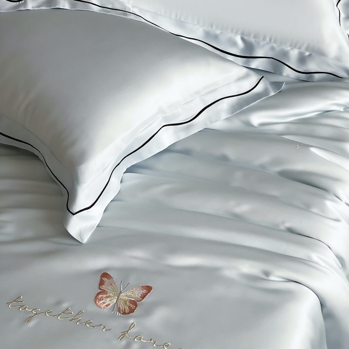 91家纺网 家纺一手货源 找家纺 FORTWO家纺原创设计（FOR TWO家纺） 2026新款兰精天丝绣花床笠单床笠床笠单件 秘境-蓝