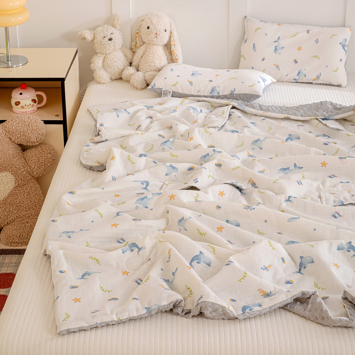 91家纺网 家纺一手货源 找家纺 十九色 2026春夏新款全棉华夫格纱布凉感防踢被拥抱被夏被夏凉被空调被 小海豚