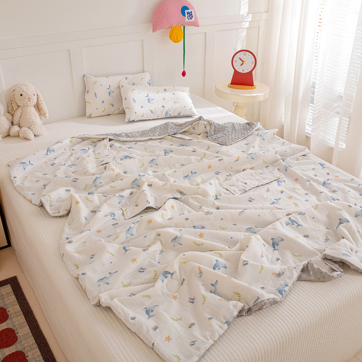 91家纺网 家纺一手货源 找家纺 十九色 2026春夏新款全棉华夫格纱布凉感防踢被拥抱被夏被夏凉被空调被 小海豚