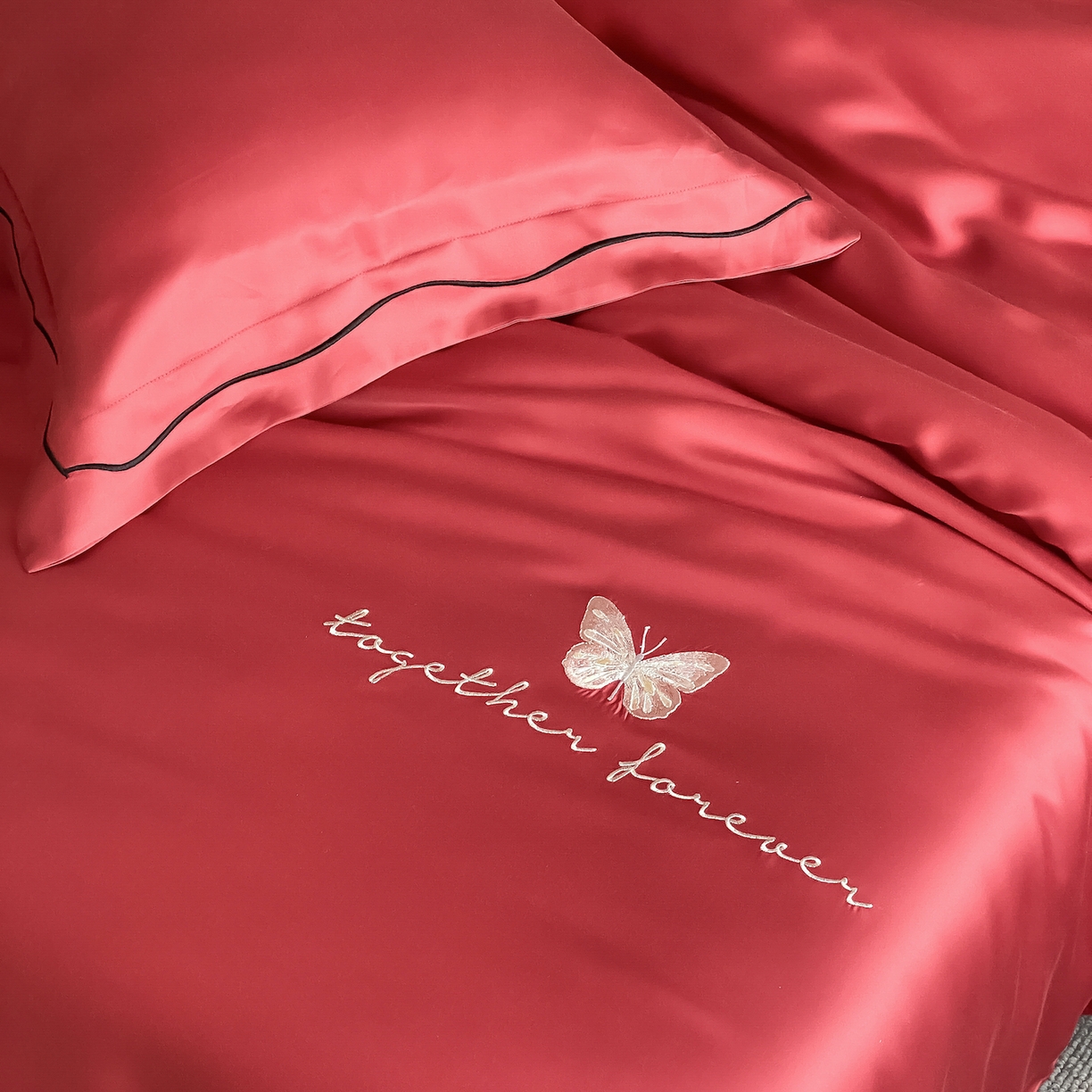 91家纺网 家纺一手货源 找家纺 FORTWO家纺原创设计（FOR TWO家纺） 2026新款兰精天丝绣花四件套 秘境-红