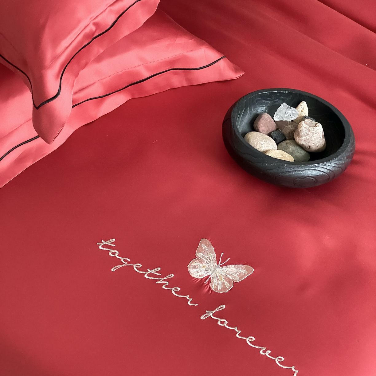 91家纺网 家纺一手货源 找家纺 FORTWO家纺原创设计（FOR TWO家纺） 2026新款兰精天丝绣花四件套 秘境-红