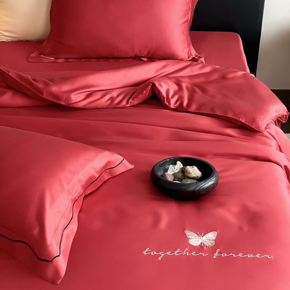 91家纺网 家纺一手货源 找家纺 FORTWO家纺原创设计（FOR TWO家纺） 2026新款兰精天丝绣花四件套 秘境-红