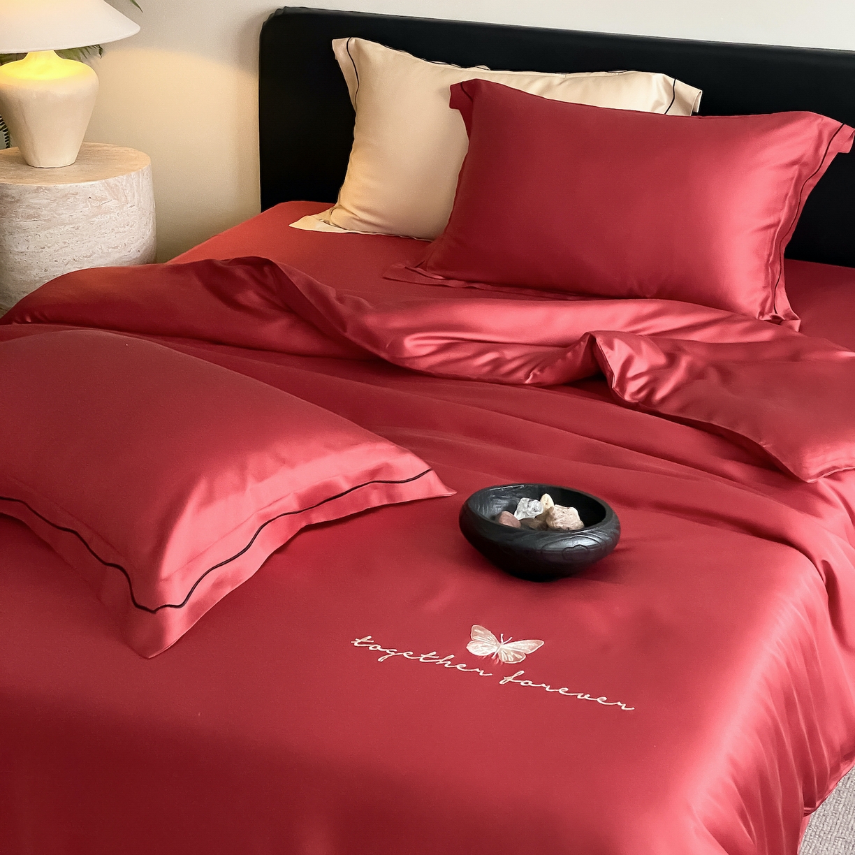 91家纺网 家纺一手货源 找家纺 FORTWO家纺原创设计（FOR TWO家纺） 2026新款兰精天丝绣花四件套 秘境-红