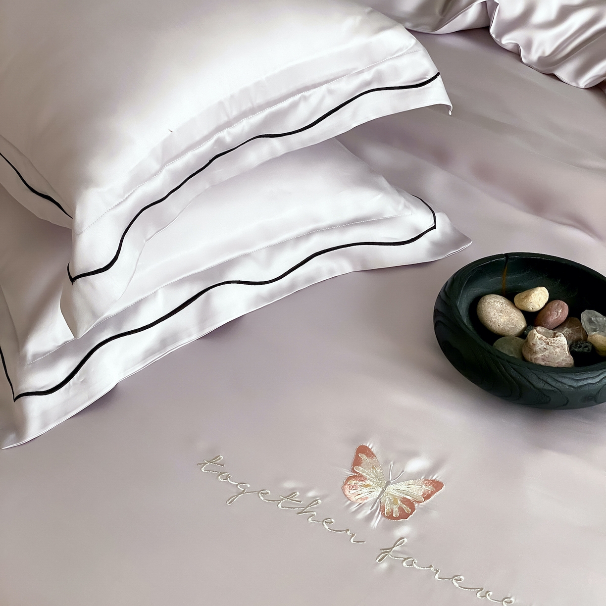 91家纺网 家纺一手货源 找家纺 FORTWO家纺原创设计（FOR TWO家纺） 2026新款兰精天丝绣花四件套 秘境-紫