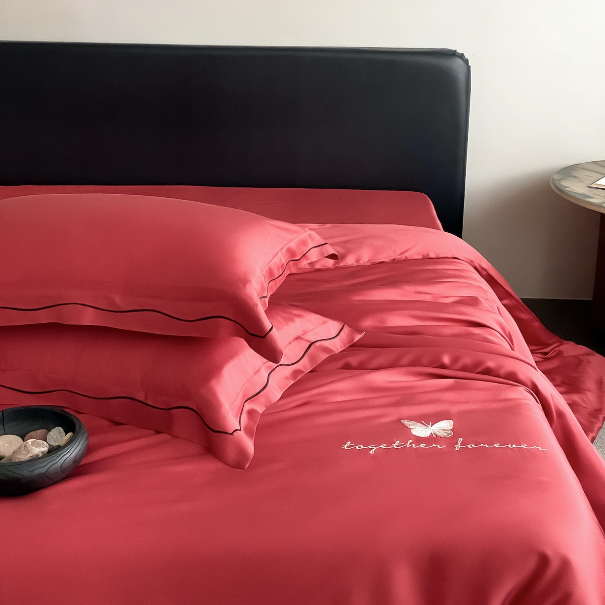 91家纺网 家纺一手货源 找家纺 FORTWO家纺原创设计（FOR TWO家纺） 2026新款兰精天丝绣花四件套 秘境-红