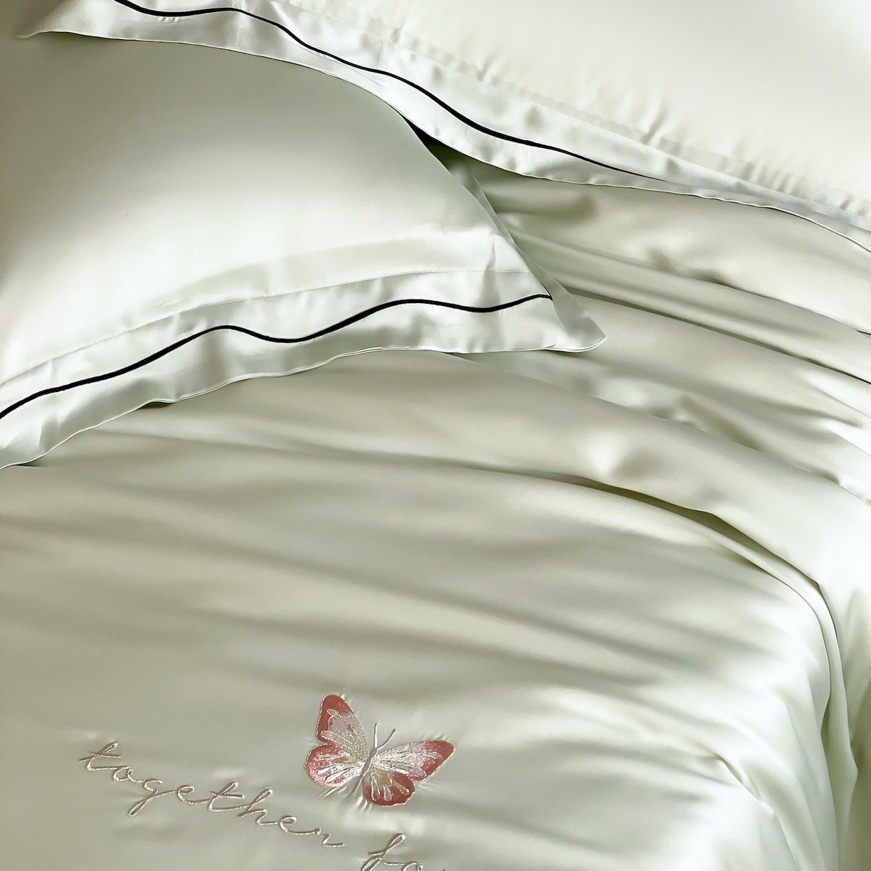 91家纺网 家纺一手货源 找家纺 FORTWO家纺原创设计（FOR TWO家纺） 2026新款兰精天丝绣花四件套 秘境-绿