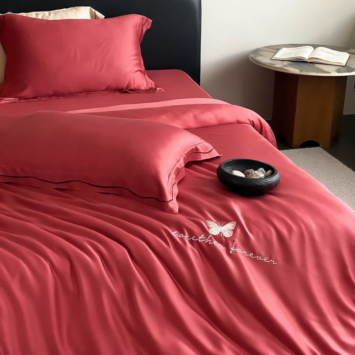 91家纺网 家纺一手货源 找家纺 FORTWO家纺原创设计（FOR TWO家纺） 2026新款兰精天丝绣花四件套 秘境-红