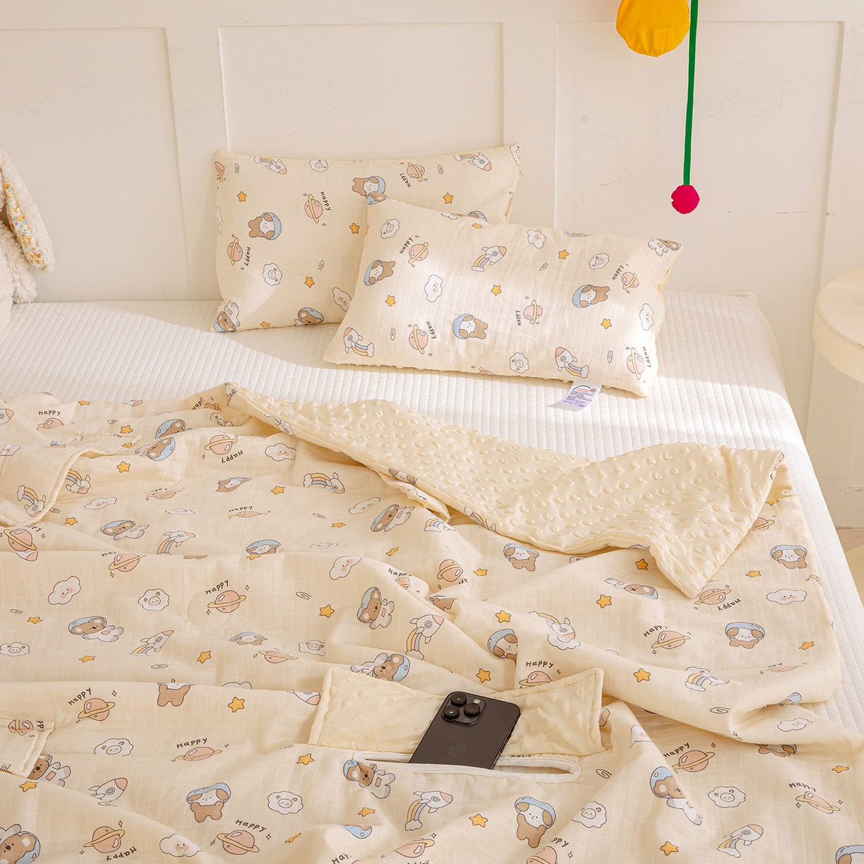 91家纺网 家纺一手货源 找家纺 十九色 2026春夏新款全棉华夫格纱布凉感防踢被拥抱被夏被夏凉被空调被 遨游太空