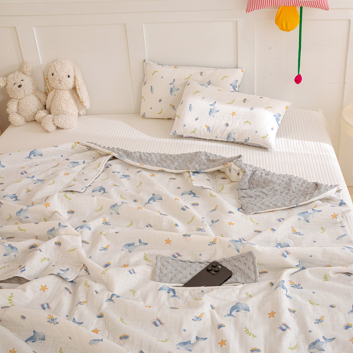 91家纺网 家纺一手货源 找家纺 十九色 2026春夏新款全棉华夫格纱布凉感防踢被拥抱被夏被夏凉被空调被 小海豚