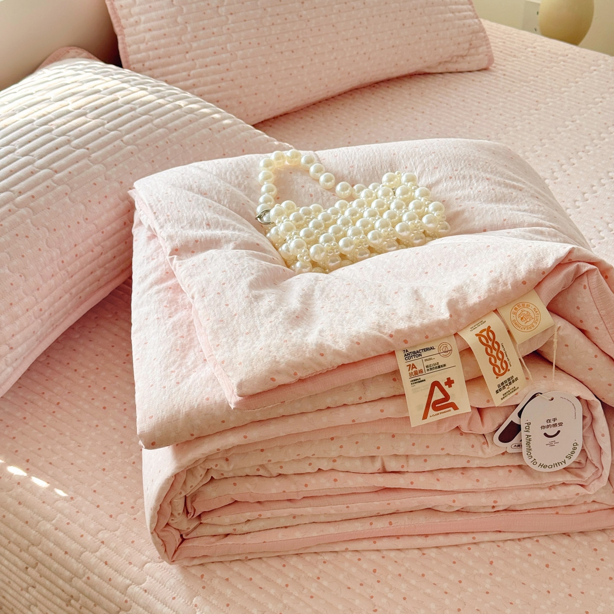 91家纺网 家纺一手货源 找家纺 玉海棠家纺 2026新款A类云感双层纱7A抗菌夏被夏凉被空调被四件套 粉波点