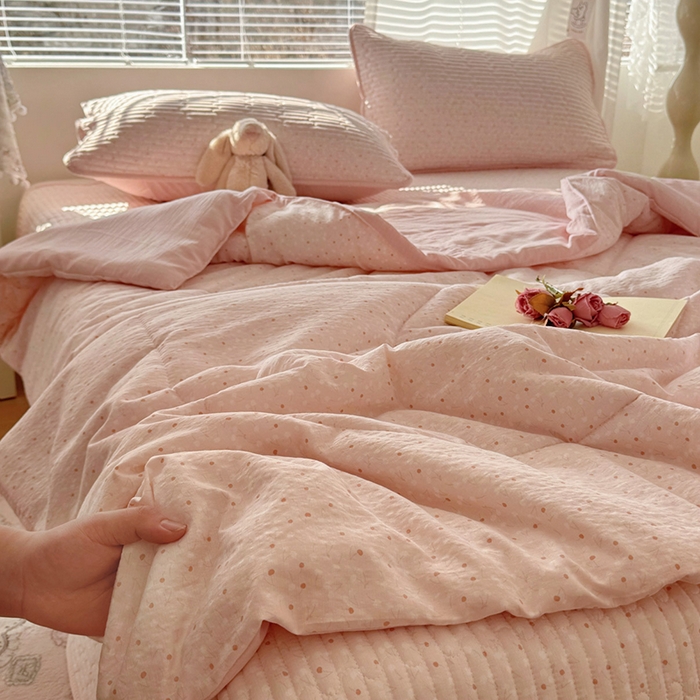 91家纺网 家纺一手货源 找家纺 玉海棠家纺 2026新款A类云感双层纱7A抗菌夏被夏凉被空调被四件套 粉波点