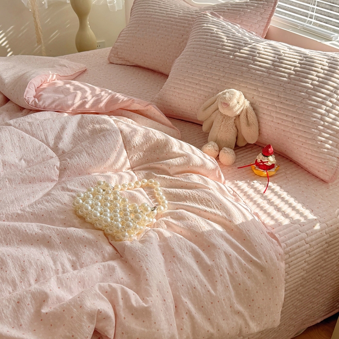 91家纺网 家纺一手货源 找家纺 玉海棠家纺 2026新款A类云感双层纱7A抗菌夏被夏凉被空调被四件套 粉波点