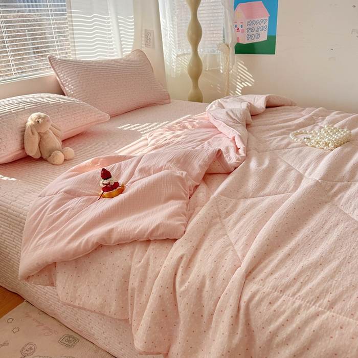 91家纺网 家纺一手货源 找家纺 玉海棠家纺 2026新款A类云感双层纱7A抗菌夏被夏凉被空调被四件套 粉波点