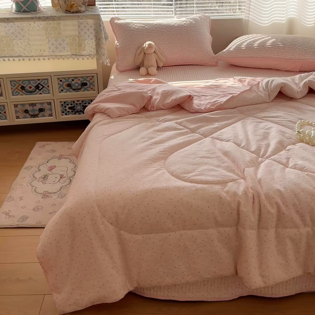 91家纺网 家纺一手货源 找家纺 玉海棠家纺 2026新款A类云感双层纱7A抗菌夏被夏凉被空调被四件套 粉波点