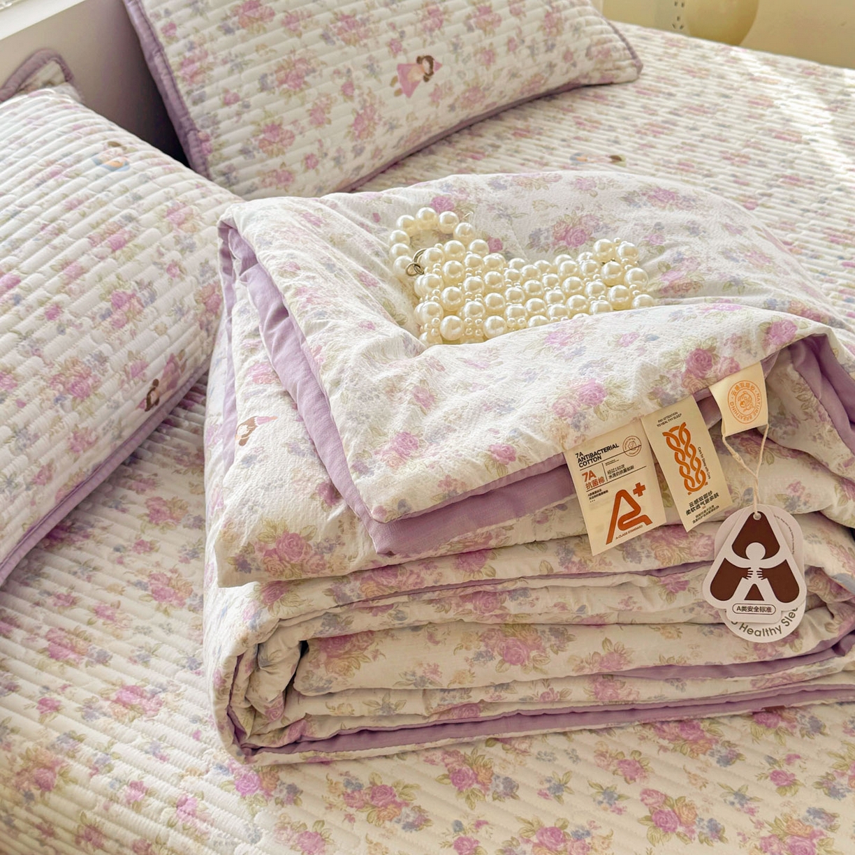 91家纺网 家纺一手货源 找家纺 玉海棠家纺 2026新款A类云感双层纱7A抗菌夏被夏凉被空调被四件套 花园女孩