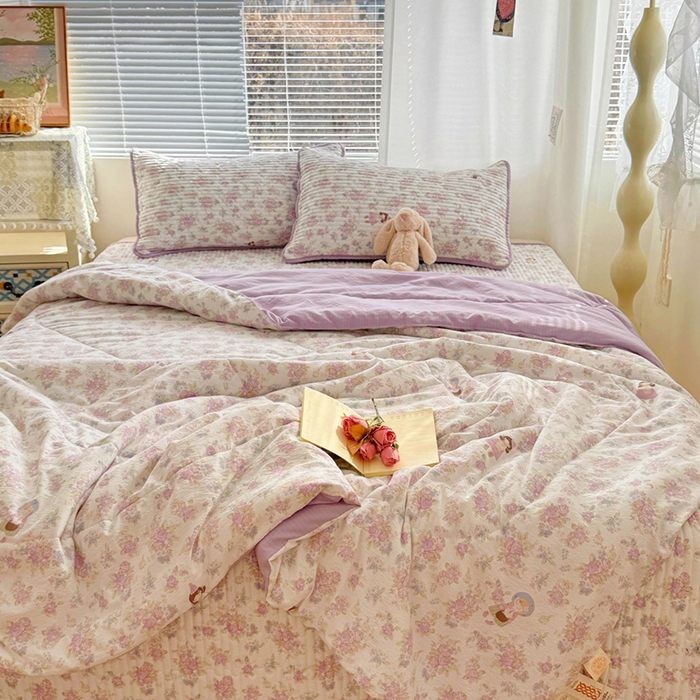 91家纺网 家纺一手货源 找家纺 玉海棠家纺 2026新款A类云感双层纱7A抗菌夏被夏凉被空调被四件套 花园女孩