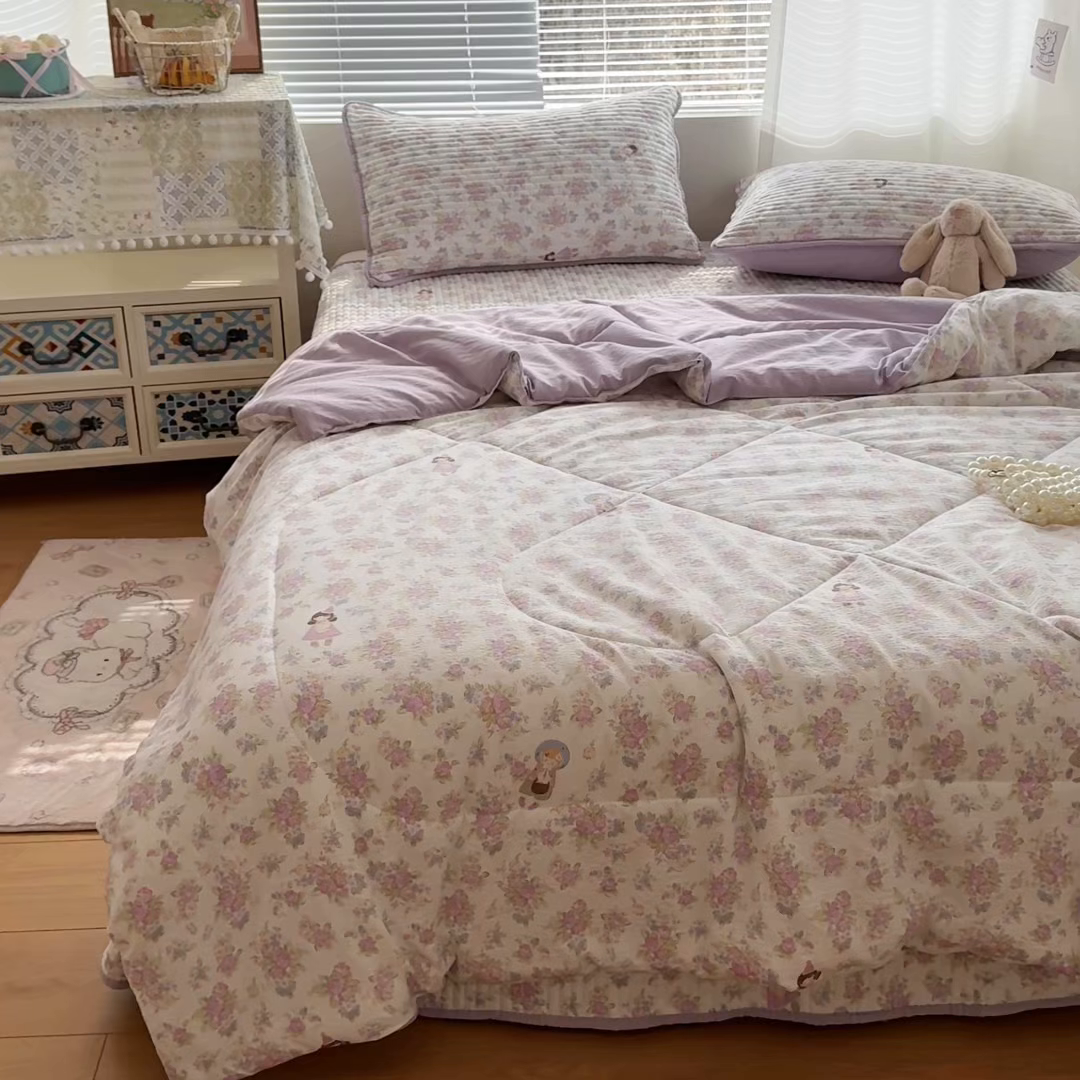91家纺网 家纺一手货源 找家纺 玉海棠家纺 2026新款A类云感双层纱7A抗菌夏被夏凉被空调被四件套 花园女孩