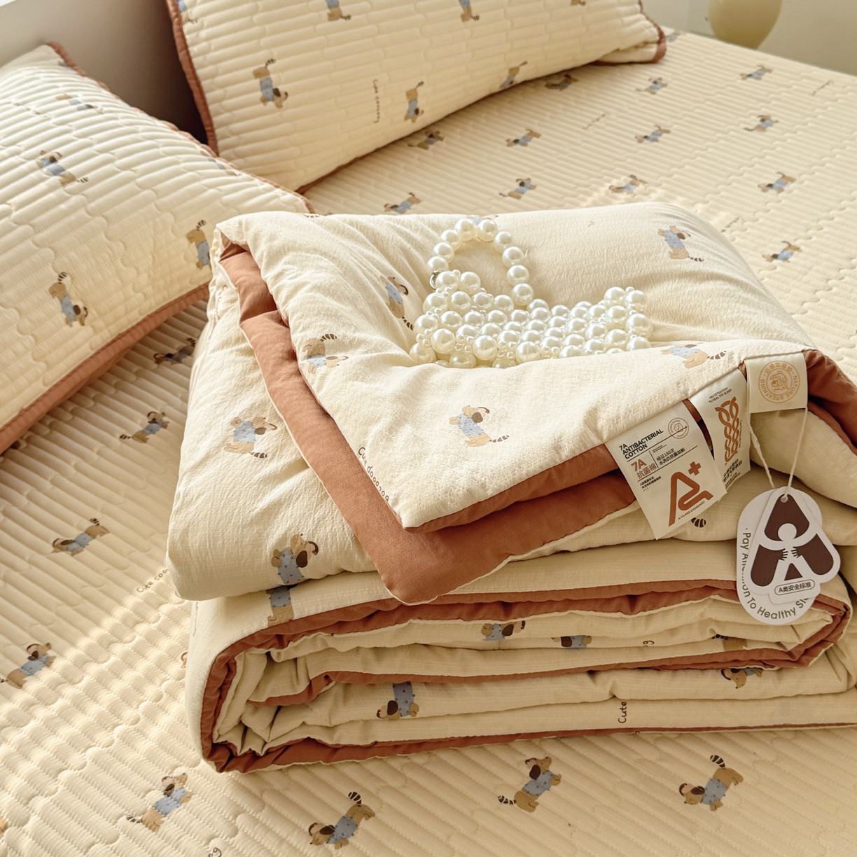 91家纺网 家纺一手货源 找家纺 玉海棠家纺 2026新款A类云感双层纱7A抗菌夏被夏凉被空调被四件套 咖色烤肠狗