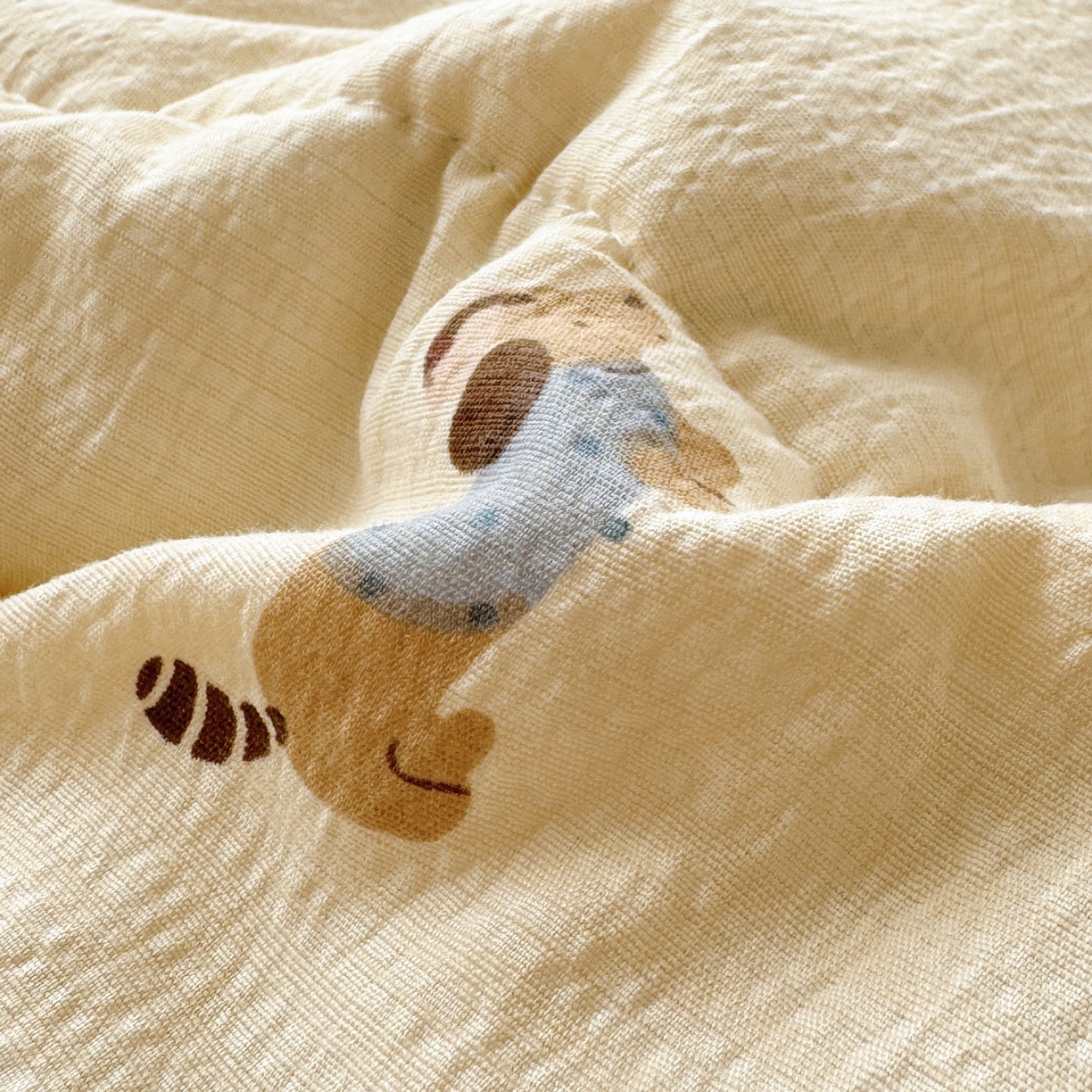 91家纺网 家纺一手货源 找家纺 玉海棠家纺 2026新款A类云感双层纱7A抗菌夏被夏凉被空调被四件套 咖色烤肠狗