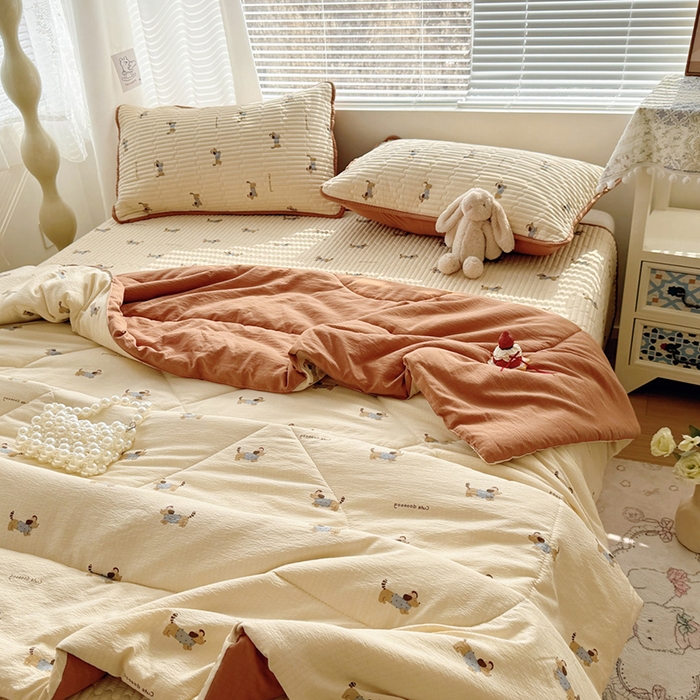 91家纺网 家纺一手货源 找家纺 玉海棠家纺 2026新款A类云感双层纱7A抗菌夏被夏凉被空调被四件套 咖色烤肠狗