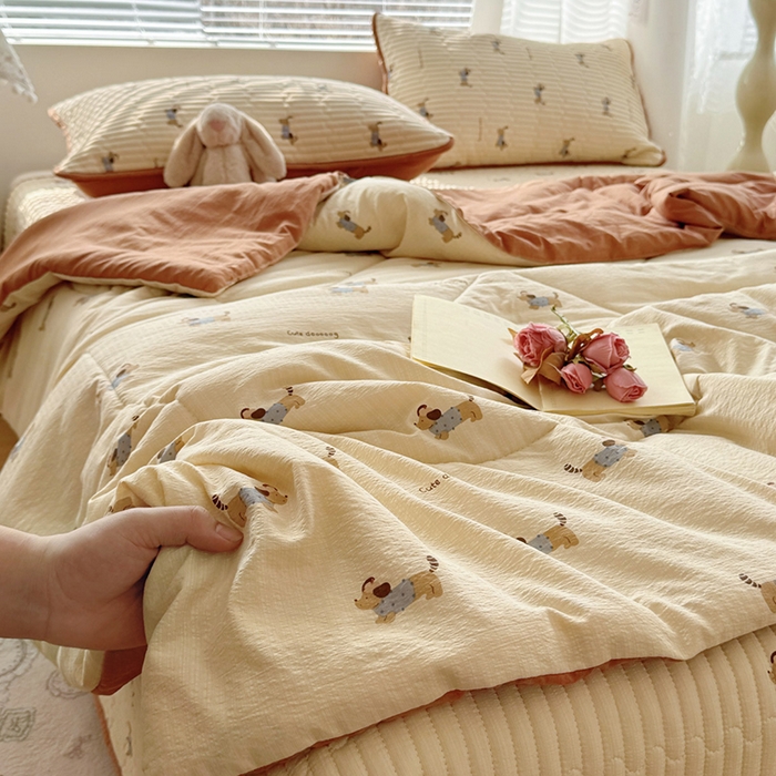 91家纺网 家纺一手货源 找家纺 玉海棠家纺 2026新款A类云感双层纱7A抗菌夏被夏凉被空调被四件套 咖色烤肠狗