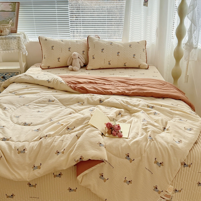 91家纺网 家纺一手货源 找家纺 玉海棠家纺 2026新款A类云感双层纱7A抗菌夏被夏凉被空调被四件套 咖色烤肠狗