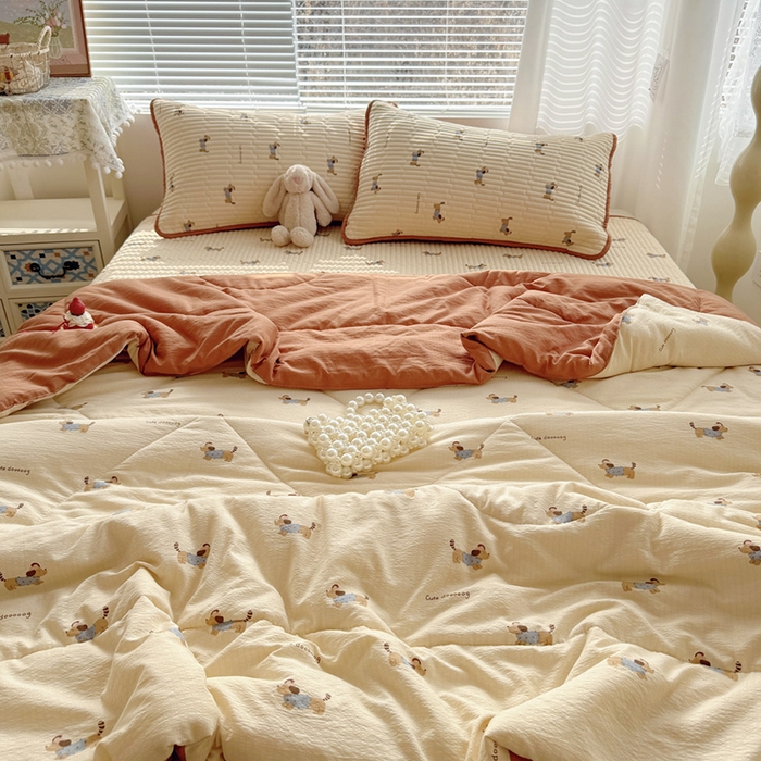 91家纺网 家纺一手货源 找家纺 玉海棠家纺 2026新款A类云感双层纱7A抗菌夏被夏凉被空调被四件套 咖色烤肠狗