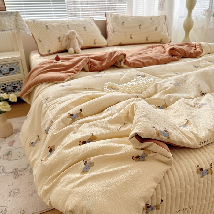 91家纺网 家纺一手货源 找家纺 玉海棠家纺 2026新款A类云感双层纱7A抗菌夏被夏凉被空调被四件套 咖色烤肠狗