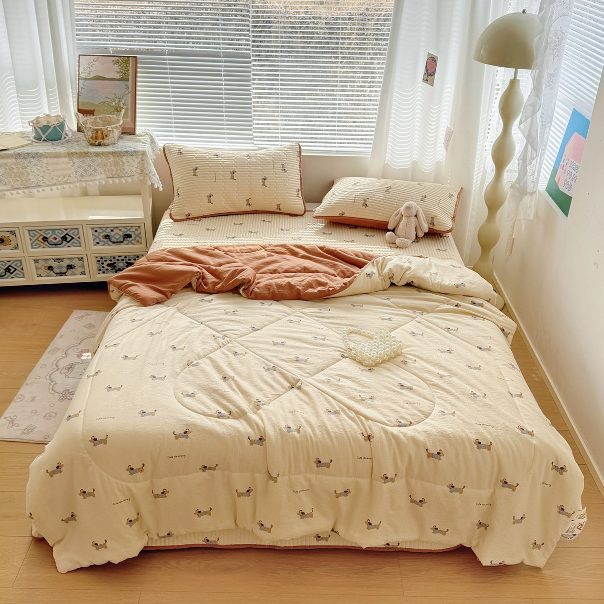 91家纺网 家纺一手货源 找家纺 玉海棠家纺 2026新款A类云感双层纱7A抗菌夏被夏凉被空调被四件套 咖色烤肠狗