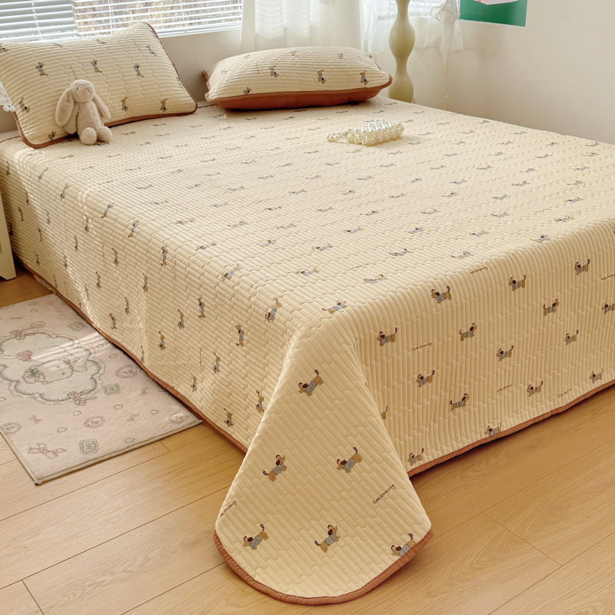 91家纺网 家纺一手货源 找家纺 玉海棠家纺 2026新款A类云感双层纱7A抗菌夏被夏凉被空调被四件套 咖色烤肠狗