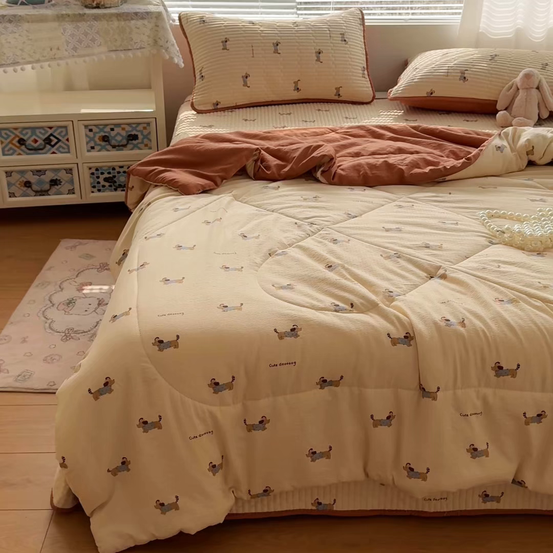 91家纺网 家纺一手货源 找家纺 玉海棠家纺 2026新款A类云感双层纱7A抗菌夏被夏凉被空调被四件套 咖色烤肠狗