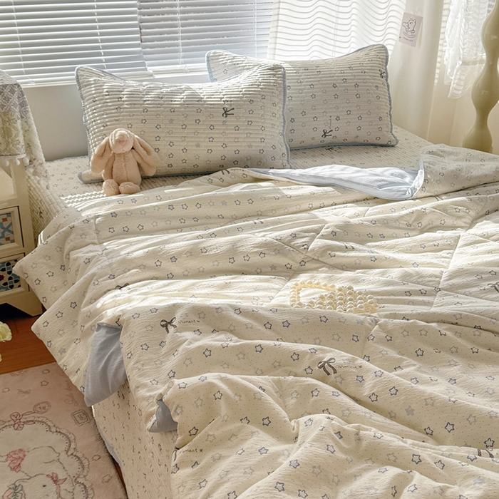 91家纺网 家纺一手货源 找家纺 玉海棠家纺 2026新款A类云感双层纱7A抗菌夏被夏凉被空调被四件套 蓝色星星