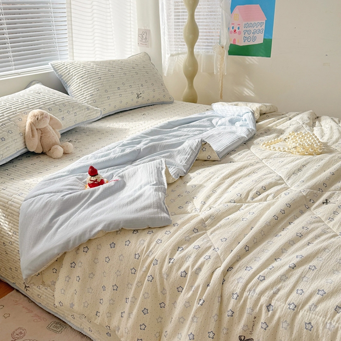 91家纺网 家纺一手货源 找家纺 玉海棠家纺 2026新款A类云感双层纱7A抗菌夏被夏凉被空调被四件套 蓝色星星