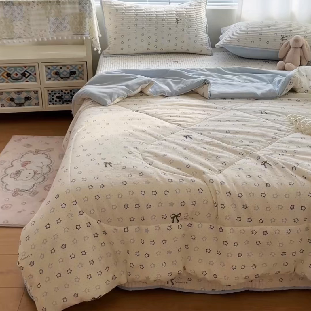 91家纺网 家纺一手货源 找家纺 玉海棠家纺 2026新款A类云感双层纱7A抗菌夏被夏凉被空调被四件套 蓝色星星