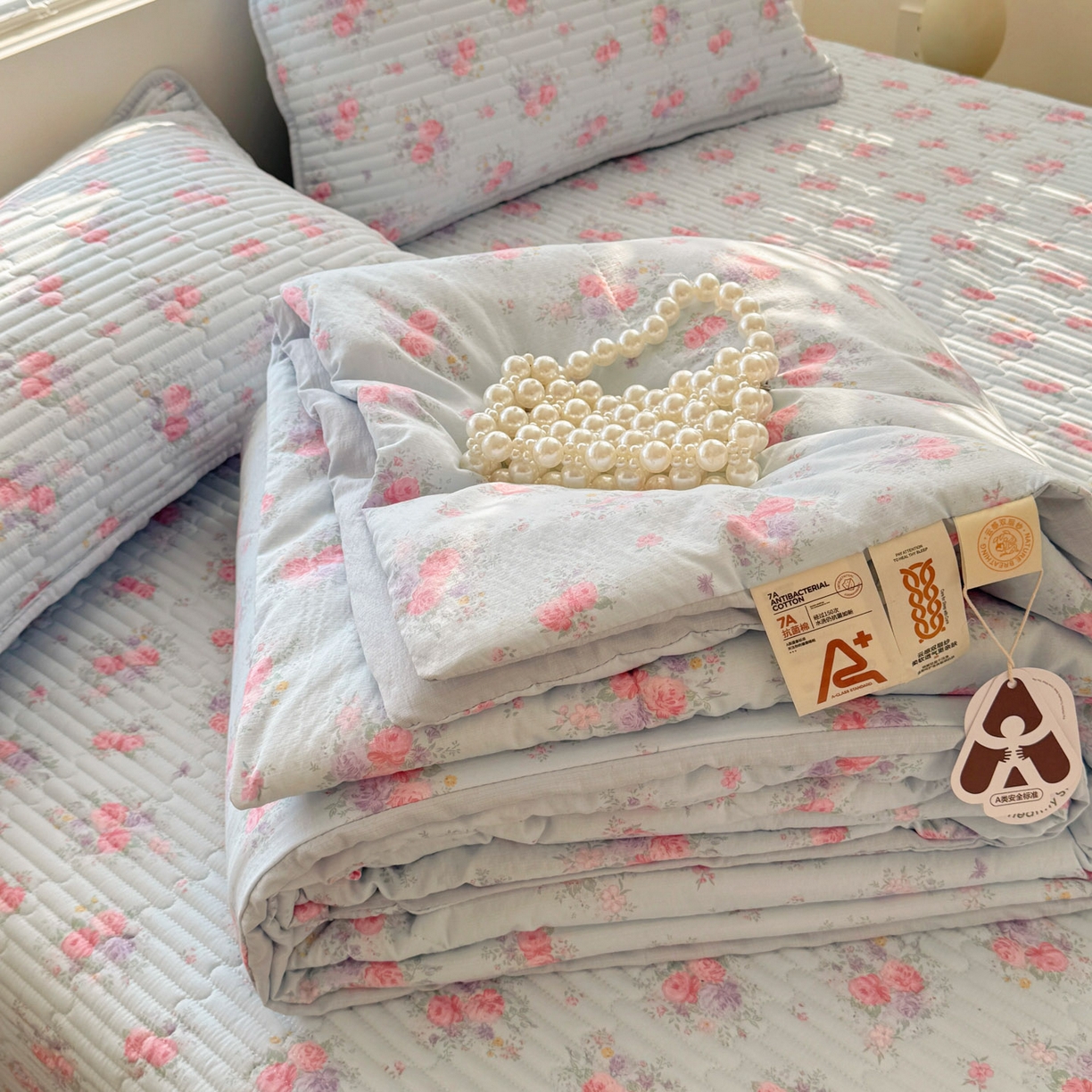 91家纺网 家纺一手货源 找家纺 玉海棠家纺 2026新款A类云感双层纱7A抗菌夏被夏凉被空调被四件套 蓝屿花室