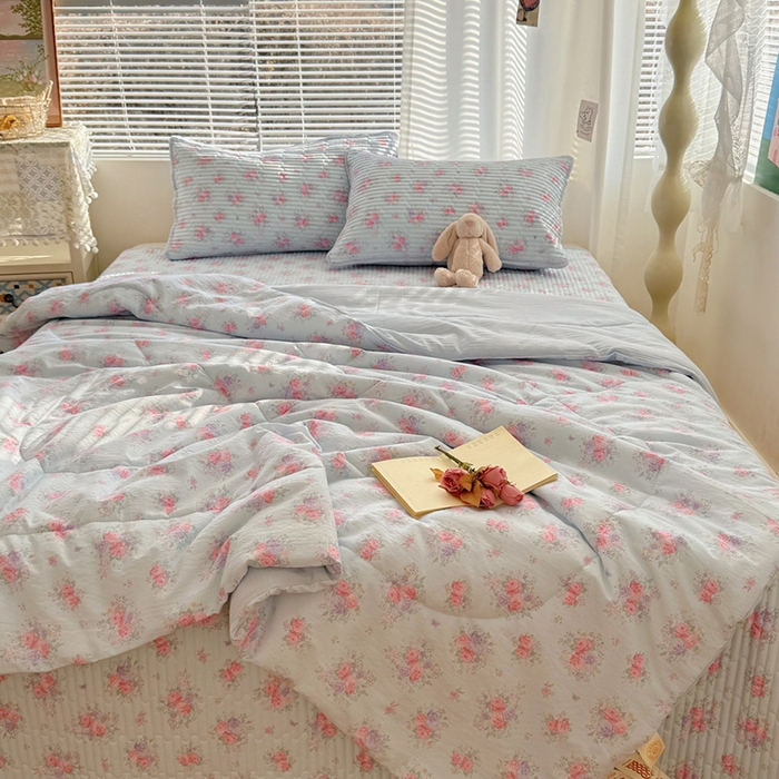 91家纺网 家纺一手货源 找家纺 玉海棠家纺 2026新款A类云感双层纱7A抗菌夏被夏凉被空调被四件套 蓝屿花室