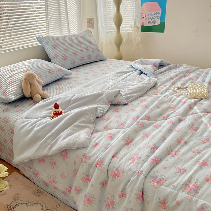 91家纺网 家纺一手货源 找家纺 玉海棠家纺 2026新款A类云感双层纱7A抗菌夏被夏凉被空调被四件套 蓝屿花室